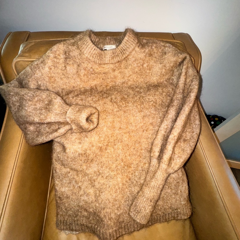 Brrr it’s cold 🥶but stay warm with a Mohair and wool blend Cozy Brown Sweater